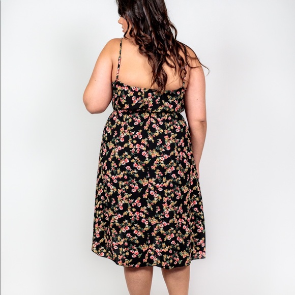 Plus Size ‘Taylor’ Floral Wrap Dress - Picture 5 of 7